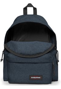 Mochila Eastpak en tela azul oscuro, con cierre de solapa, bolsillo frontal y asa. El interior tiene un forro negro liso y detalles de cremallera.