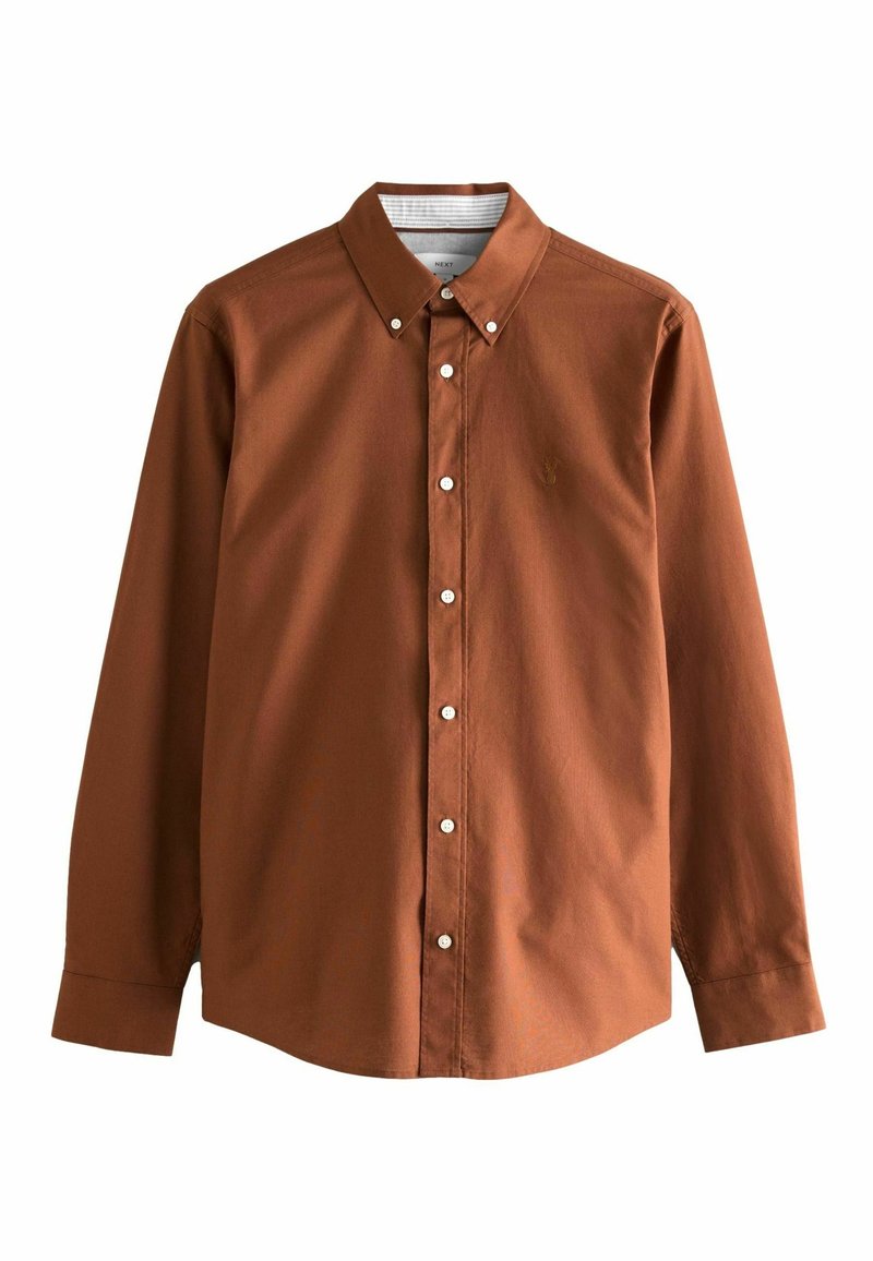 Chemise homme à manches longues, boutonnée, de couleur rouille, avec col à boutons et boutons blancs, posée à plat sur un fond blanc.