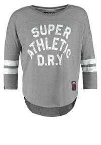 Grå långärmad T-shirt med "SUPER ATHLETIC D.R.Y" tryckt i vitt, med randiga detaljer på ärmarna och en rundad nederkant.