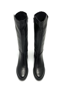 Botas negras de cuero liso hasta la rodilla, con punta redondeada y cierre lateral de cremallera, y suela de goma duradera.