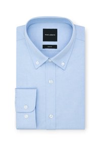 Jasnoniebieska, obcisła koszula z długim rękawem, zapinana na białe guziki, złożona z widoczną metką marki wewnątrz kołnierzyka.