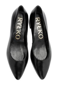 Czarne skórzane baleriny o spiczastym nosku. Gładka tekstura, minimalistyczny styl, z złotym logo na wkładce. Okrągły obcas.