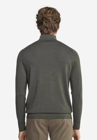 Herrarnas mörkgröna pulled sweater med långa ärmar, hög krage, ribbade manschetter och ett figurnära midjeband, tillverkad av mjukt stickat material.