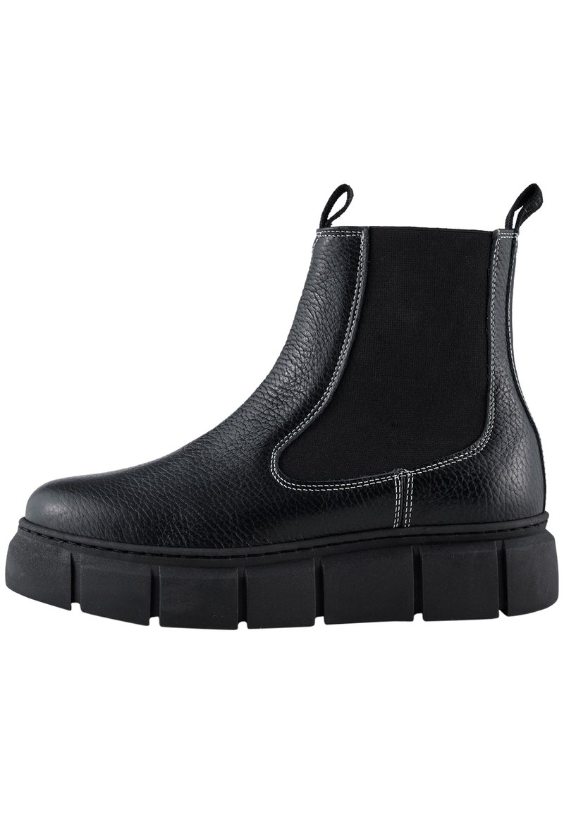 Botín Chelsea de cuero negro con paneles laterales elásticos, superficie texturizada, costuras blancas y suela gruesa negra.