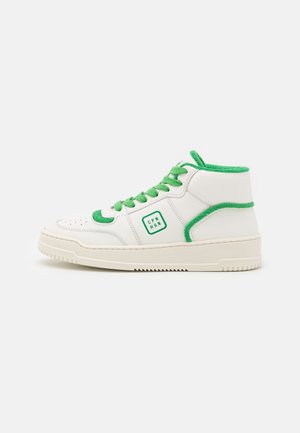 Witte hoge sneaker met groene veters en afwerking, met een vierkant logo met "CPH HGN" aan de zijkant.