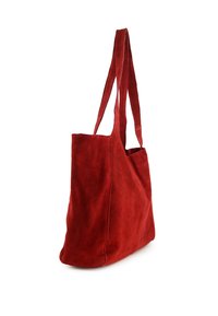 Rød ruskind tote bag med to lange remme, der viser en blød tekstur og et enkelt design. Tasken er rummelig med en strømlinet silhuet.