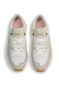 Sneaker beige chiaro con pannelli in rete e suede, lacci bianchi, collare imbottito e suola testurizzata. Patch con logo sulla linguetta. Finitura liscia.