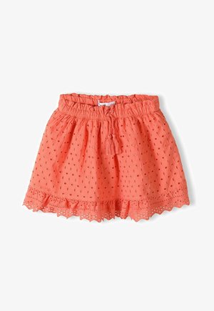 Koraalkleurige rok van textuurstof met oogjespatronen. Kenmerkt zich door een gerimpelde zoom en een verstelbare elastische tailleband met een kwastje.