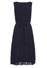 Bezramenné midi šaty námořnické modré barvy s plisovanou sukní a páskem v pase, se zapínáním na zip vzadu a kulatým výstřihem.