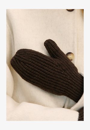 Brązowa dziergana rękawiczka z prążkowaną fakturą, umieszczona na kremowym płaszczu z dużymi guzikami. Ciepły i przytulny design.