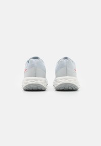 Nike Performance W NIKE REVOLUTION 6 - Tenisice za cestovno trčanje - pure platinum/light crimson/wolf grey/summit white