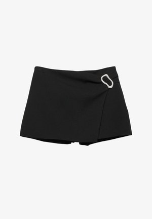 Sort mini nederdel med omslagsdesign, der har en sølv hardware-detajle på siden og en glat tekstur. Fremstillet af et let, fleksibelt materiale.