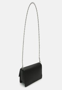 Borsa a tracolla nera in pelle con forma rettangolare, dotata di una tracolla in catena argento e una superficie liscia. Design semplice, senza hardware visibile.
