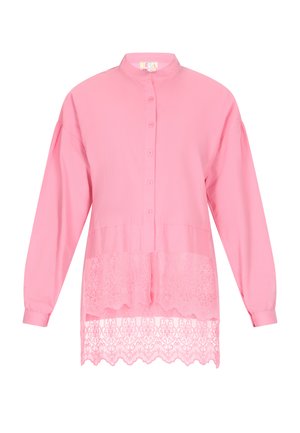 Rožinė mygtukinė marškinėliai su ilgomis rankovėmis, turintys permatomą nėrinių apdailą apačioje ir stovimą apykaklę, suteikiančią sluoksniuotą išvaizdą.