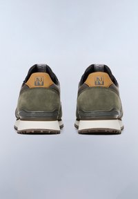 Zielone i czarne buty sportowe z zamszowym wykończeniem, z beżowym akcentem na pięcie, gumową podeszwą oraz wytłoczonym logo z tyłu.
