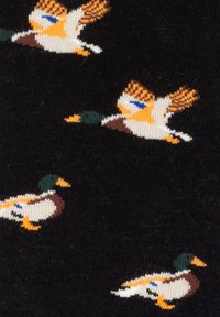 Svart tyg med ett upprepande mönster av flygande ankor, i färger som orange, grön, vit och brun med detaljerad sömnad.