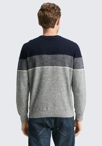 Strickpullover mit einem Farbblockdesign in Marineblau, Grau und Hellgrau. Glatte Textur und lange Ärmel, Rundhalsausschnitt.