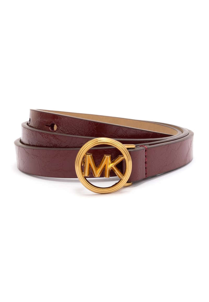 Bordeaux leren riem met een ronde gouden gesp met de initialen "MK". De riem is glad met een subtiele textuur en heeft meerdere gaatjes.
