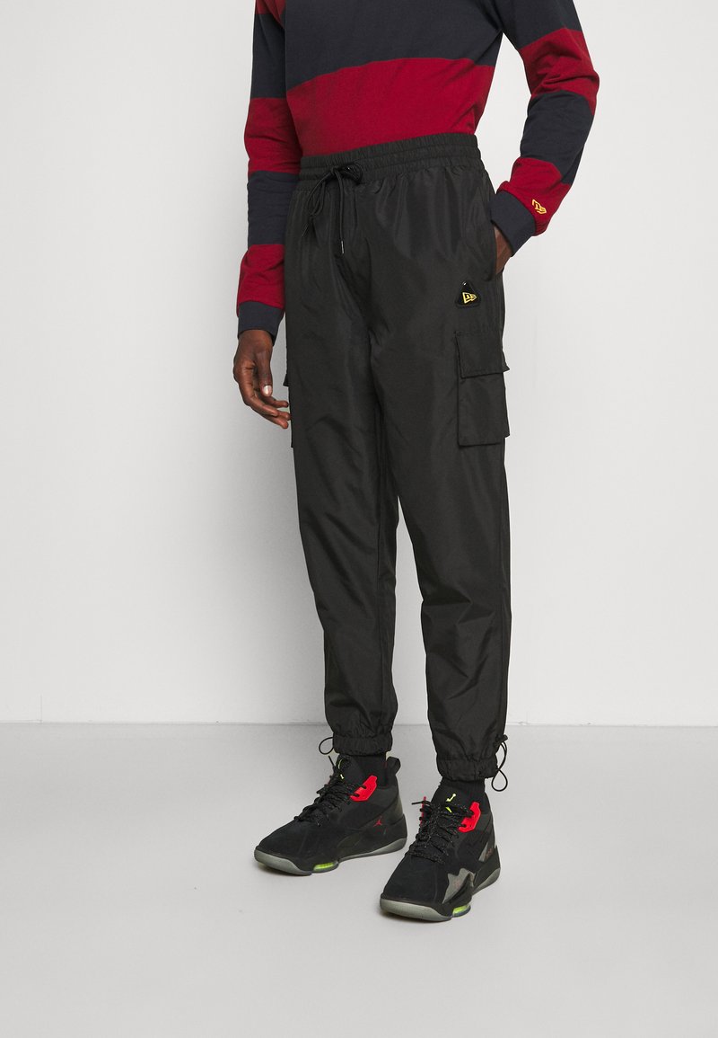 New Era CARGO TRACK PANT Tracksuit bottoms black Zalando.co.uk