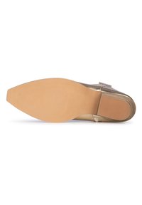 Zapato plano metálico dorado con una correa beige, que cuenta con una suela de goma texturizada y un diseño de punta redondeada.