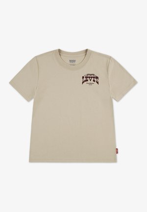 Beige bomull t-skjorte med korte ermer, rund hals og en bordeaux Levi's-logo med etableringsdato, sideetikett og glatt tekstur.