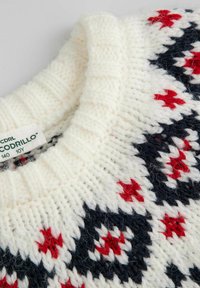 Sweter dziany w kremowym kolorze z czerwono-granatowymi wzorami. Posiada prążkowany okrągły dekolt oraz miękką, teksturowaną tkaninę.