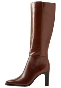 Botte montante en cuir marron avec un design élégant, bout pointu et talon carré ; texture lisse avec un éclat subtil, sans quincaillerie visible.