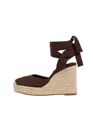 Hnedá pletená tkaninová klinová espadrila s béžovým opleteným podrážkom a šnúrkami na zaviazanie okolo členka.
