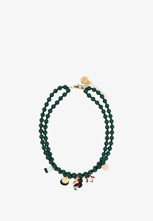 Zielony naszyjnik z koralików składający się z dwóch rzędów, złotych elementów i czterech dekoracyjnych zawieszek: gwiazdy, abstrakcyjnego kształtu oraz dwóch okrągłych medalionów.