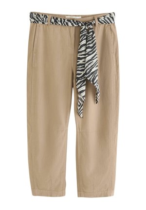 Pantalon beige taille haute avec poches avant et ceinture en tissu noir et blanc à rayures zébrées nouée à la taille.