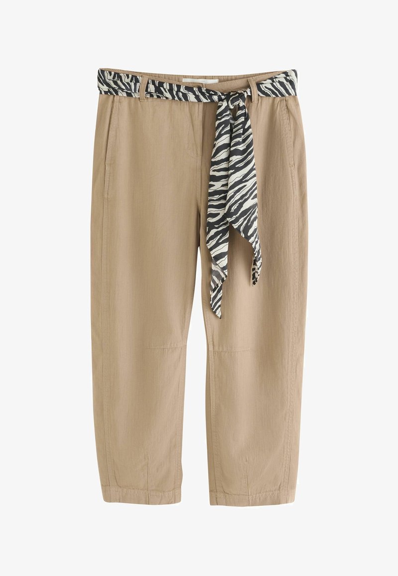 Pantalon beige taille haute avec poches avant et ceinture en tissu noir et blanc à rayures zébrées nouée à la taille.