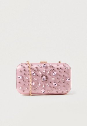 Clutch de satén rosa con adornos de joyas, forma rectangular, cadena dorada y cierre de broche, con un diseño floral en strass.
