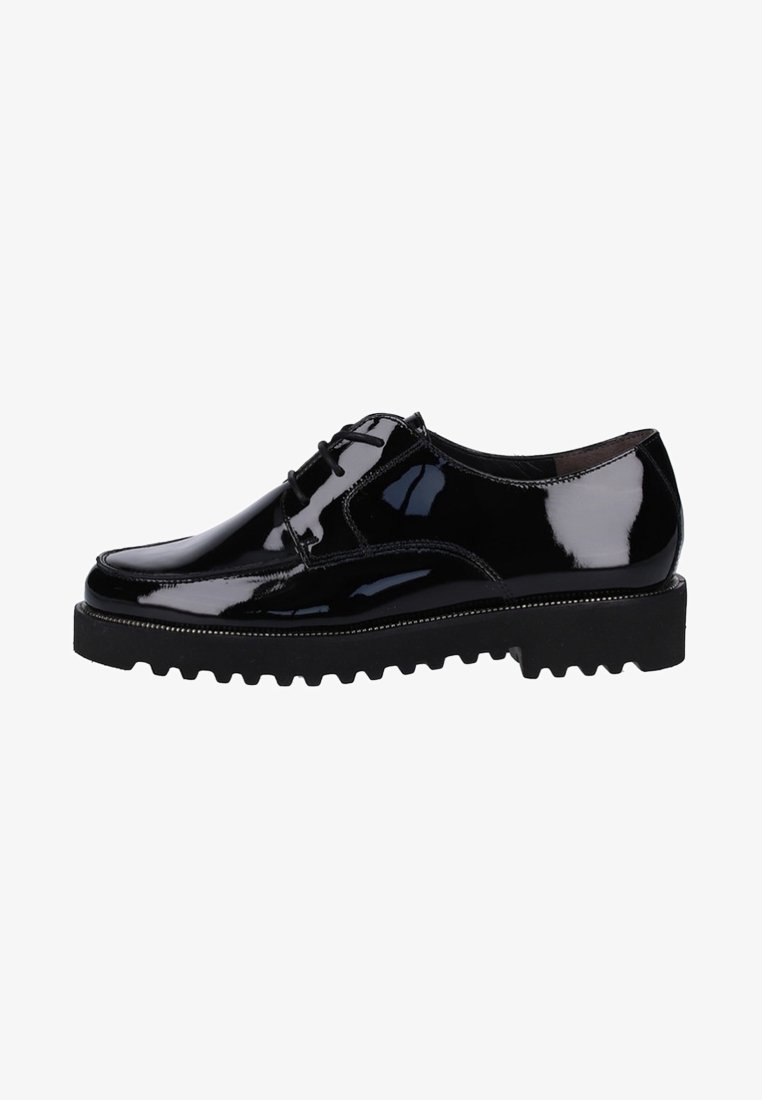 Chaussures à lacets en cuir verni noir avec une semelle épaisse en caoutchouc noir à texture striée. Présentent une surface lisse et brillante avec des coutures minimales.