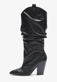 Sort læderhælsko med slouchy overdel, spids tå og en afsmalnet blokhælt. Glat tekstur med et foldet design øverst.