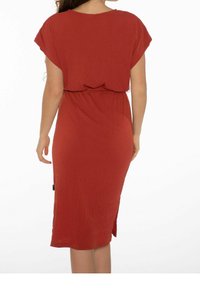 Rotes, strukturiertes Kleid mit kurzen Ärmeln, lockerer Passform und gerafftem Bund. Verfügt über seitliche Schlitze am Saum für mehr Bewegungsfreiheit.
