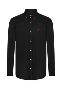 Schwarzes Langarmhemd mit Knopfkragen, das ein kleines rotes Vogel-Logo und weiße Knöpfe entlang der Vorderseite aufweist. Glatte Stofftextur.