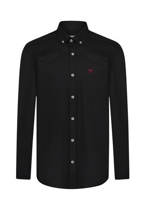 Schwarzes Langarmhemd mit Knopfkragen, das ein kleines rotes Vogel-Logo und weiße Knöpfe entlang der Vorderseite aufweist. Glatte Stofftextur.