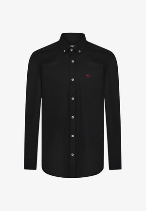 Schwarzes Langarmhemd mit Knopfkragen, das ein kleines rotes Vogel-Logo und weiße Knöpfe entlang der Vorderseite aufweist. Glatte Stofftextur.