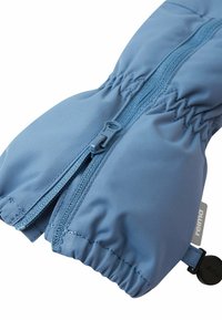 Niebieska wodoodporna rękawica z teksturowanym materiałem, z zamkiem błyskawicznym, elastycznym mankietem i regulowanym ściągaczem. Posiada metkę z logo z boku.