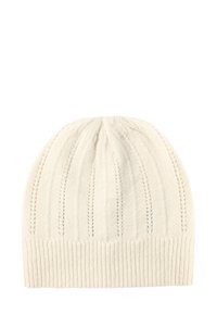Pletená čiapka v krémovej farbe s rebrovanou textúrou, s vertikálnymi prúžkami a prehnutým okrajom pre pridanie detailu. Mäkký, teplý materiál.
