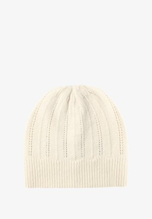 Kapa od vune u krem boji s rebrastom teksturom, koja ima vertikalne pruge i preklopljen rub za dodatne detalje. Mekan, topao materijal.