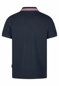 Polo shirt bleu marine avec un col et des rayures rouges et blanches. Matière en cotton, manches courtes et une étiquette sur le bas.