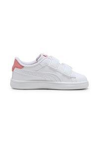 Vita lädersneakers med en slät yta, med en rosa hälaccent och kardborreband, designade med rundad tå och platt sula.