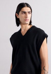 Filippa K BOOTCUT TROUSERS - Stoffhose - black