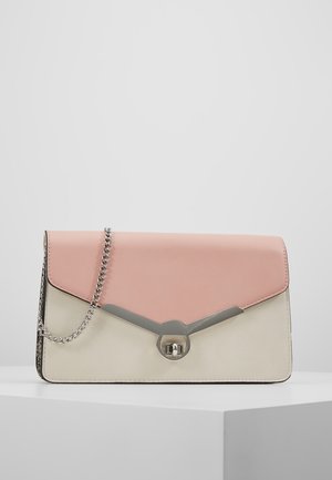 Rechteckige Clutch-Tasche mit pinkem Deckel, beigem Körper, silberner Kettenriemen und silbernem Verschlussdetail auf einer weißen Oberfläche vor einem grauen Hintergrund.