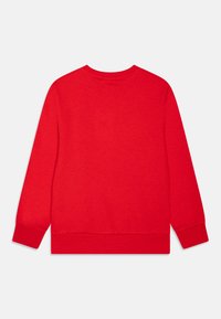 Sudadera roja con mangas largas, cuello redondo y puños y dobladillo acanalados. La tela parece suave, con una textura lisa y sin patrones visibles.