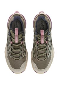 Scarpe da trekking Lowa con tomaia in rete e suede di colore oliva e beige, con dettagli rosa e suola in gomma testurizzata.
