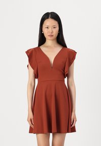 WAL G. PLUNGE NECKLICE WITH FLUTTER SLEEVES DRESS - Dienas kleita - burnt orange