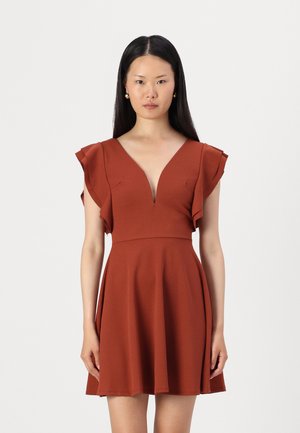 WAL G. PLUNGE NECKLICE WITH FLUTTER SLEEVES DRESS - Dienas kleita - burnt orange
