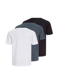 Τρία απλά κοντομάνικα T-shirts σε λευκό, σκούρο γκρι και μαύρο, στοιβαγμένα με την πλάτη προς τα εμπρός σε λευκό φόντο.